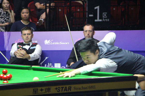 Wales' Ryan Day and Mark Williams watch on as China A's Ding Junhui makes a 62 break in the quarterfinal of the 2017 Little Swan World Cup in Wuxi, Jiangsu province on July 8. (Photo provided to China Daily)