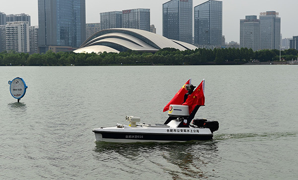 An unmanned rescue speedboat patrols Tian'e Lake in Hefei, Anhui province, earlier this month. YU JUNJIE/CHINA DAILY