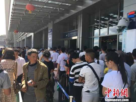 Tourists queue to enter a railway station in Guiyang, Guizhou Province. (Photo/Chinanews.com)