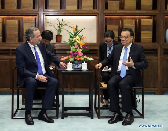 Chinese Premier Li Keqiang (R) meets with former Greek Prime Minister Antonis Samaras in Beijing, capital of China, July 26, 2017. (Xinhua/Liu Weibing)