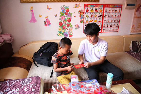Shan Xizheng visits the home of Li Yufeng, one of the left-behind kids. (Photo: China Plus)