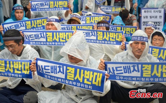 People gather near the presidential Blue House to protest against the further deployment of THAAD in Seoul, South Korea, July 31, 2017 (Photo: China News Service/Wu Xu)