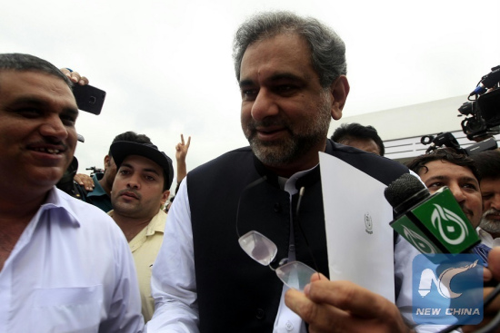 Shahid Khaqan Abbasi talks to media upon his arrival at the National Assembly before the election of the new prime minister of the country in Islamabad, capital of Pakistan, Aug. 1, 2017. (Xinhua/Stringer)