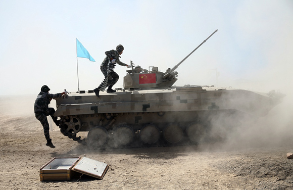 Soldiers load ammunition onto a tank on Aug 4 during the International Army Games 2017 in Korla, Xinjiang Uygur autonomous region. (ZOU HONG/CHINA DAILY)