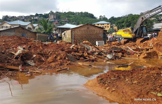 hoto taken on Aug. 15, 2017 shows the mudslide site in Freetown, Sierra Leone. Sierra Leone's President Ernest Bai Koroma has declared seven days of mourning across the country with immediate effect. (Xinhua/Liu Yu)