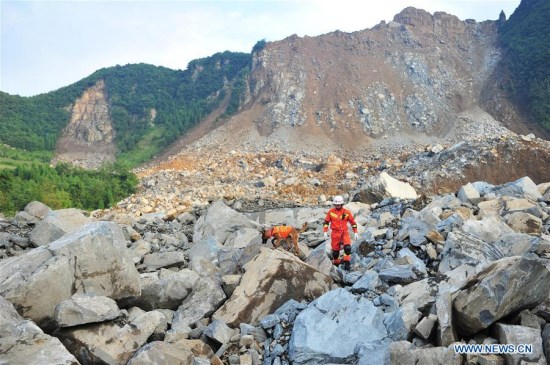 Rescuers work at the site of the landslide in Zhangjiawan Township of Nayong County in southwest China's Guizhou Province, Aug. 28, 2017.(Xinhua/Tao Liang)