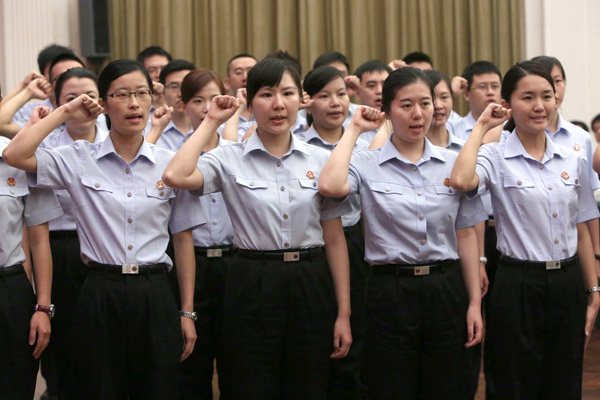 Newly appointed judge assistants take their oath as they assume their posts in Shanghai. (Photo/China Daily)