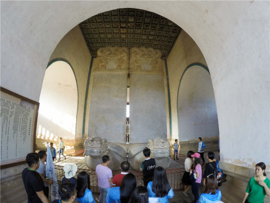 Tourists visit the Western Qing Tombs in Yixian county, Baoding city, Hebei province, on Sept 6. [Photo provided to chinadaily.com.cn]