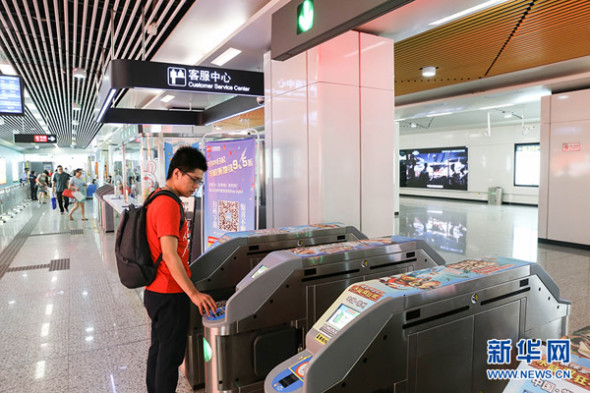 A passenger swipes his smart phone at a subway station in Beijing.(Photo/Xinhua)A passenger swipes his smart phone at a subway station in Beijing.(Photo/Xinhua)