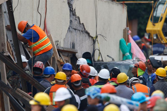 Rescue workers and volunteers search for survivors at the Enrique Rebsamen school in Mexico City, capital of Mexico, on Sept. 21, 2017. (Xinhua/Francisco Canedo)