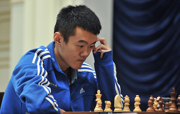 Chinese chess player Ding Liren plays with Levon Aronian from Romania during the FIDE World Cup final in Tbilisi, Georgia, on Sept 27, 2017. The 11th ranked Ding was defeated by the 4th ranked Romanian player but secured the second spot. (Photo/Xinhua)