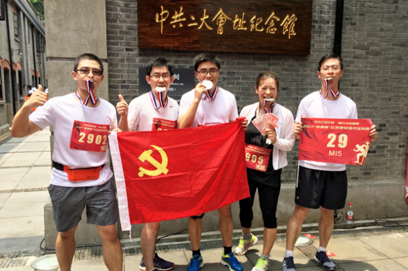 Party members at Mary Kay celebrate taking sixth place in an orienteering competition in Shanghai. (Photo/China Daily)