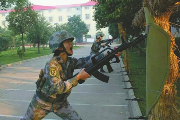 Zhang Qin trains for combat. (Photo/Western China City Daily)