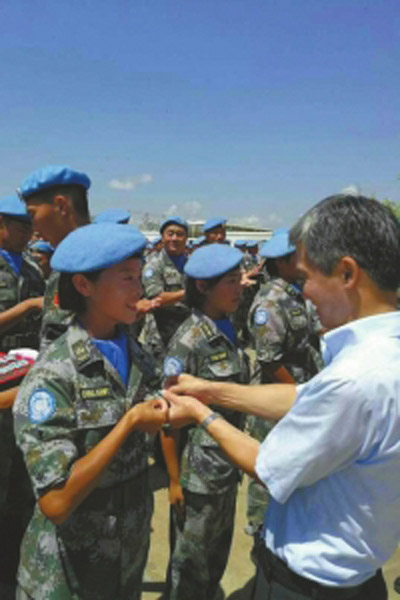 Zhang Qin is awarded the medal of peace in South Sudan on Oct 4, 2017.(Photo/Western China City Daily)