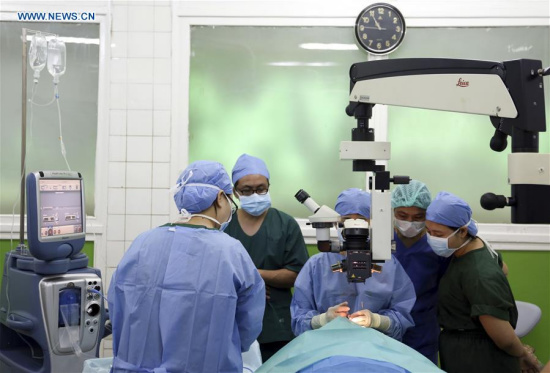 Chinese medical team members perform an eye surgery in Taunggyi, Myanmar, Oct. 19, 2017. A Chinese medical team on Thursday began a free cataract surgery program in Taunggyi, Myanmar's Shan State on Thursday. (Xinhua/U Haymhan Aung)