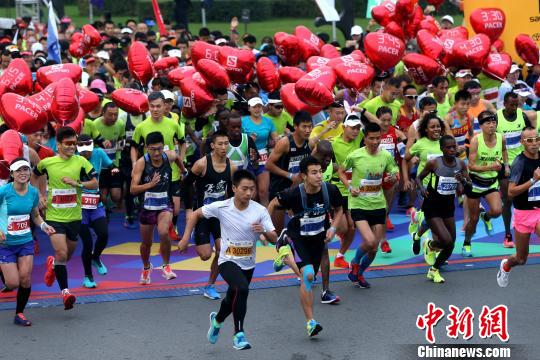 First regular marathon event in Xi'an, Shaanxi Province, kicks off on Oct. 28, 2017. (Photo/Chinanews.com)