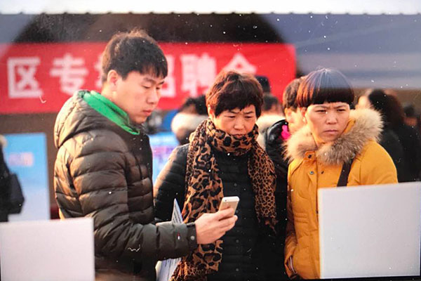 People check job postings at a job fair in Xihongmen, Daxing district, in Beijing on Monday. (Zou Hong/China Daily)