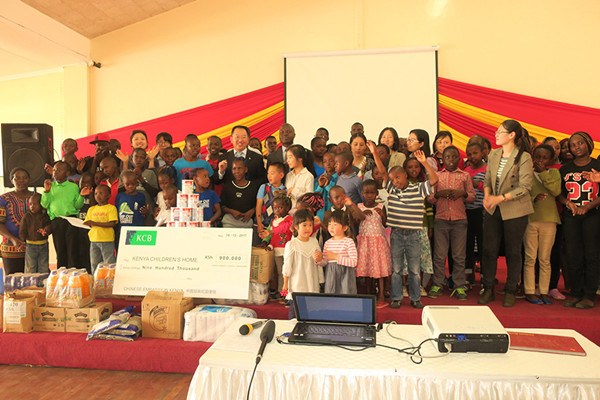 A delegation from the Chinese embassy in Kenya donates foodstuff to Kenya Children's Home. (Photo by Lucie Morangi/China Daily)