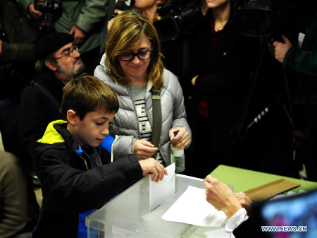 Citizens of Barcelona vote in a polling station in Barcelona, Spain, December 21, 2017. (Xinhua/Guo Qiuda)