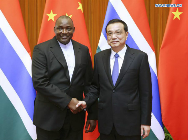 Chinese Premier Li Keqiang (R) meets with visiting Gambian President Adama Barrow in Beijing, capital of China, Dec. 22, 2017. (Xinhua/Yao Dawei)