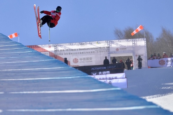 Zhang Kexin of China competes in the women's FIS World Cup freestyle ski halfpipe at the Genting resort in Chongli, Zhangjiakou, Hebei province. The venue will host the freestyle ski and snowboard events during the 2022 Winter Olympic Games.(Photo/Xinhua)