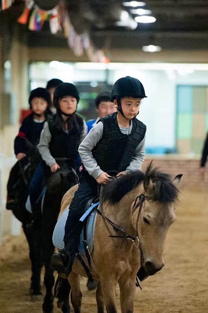 Usually, a small group of 4 to 6 students learn and practice together. (Photo provided to chinadaily.com.cn)