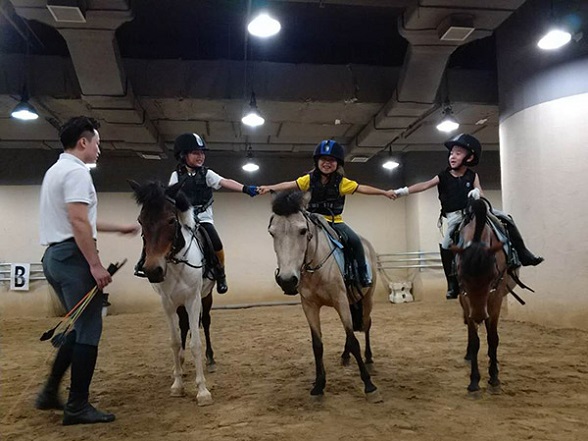 With the guidance of a coach, a child at the age of 3 to 7 can ride independently within 10 minutes. (Photo provided to chinadaily.com.cn)