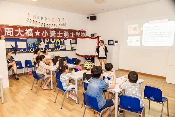 A coach teaches the children knowledge about horse riding, including some dos and don'ts. (Photo provided to chinadaily.com.cn)