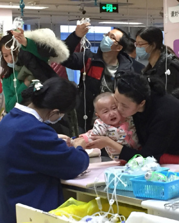 A child with the flu is given an intravenous drip at Beijing Children's Hospital, Jan 10, 2018. (CHEN ZEBING/CHINA DAILY)