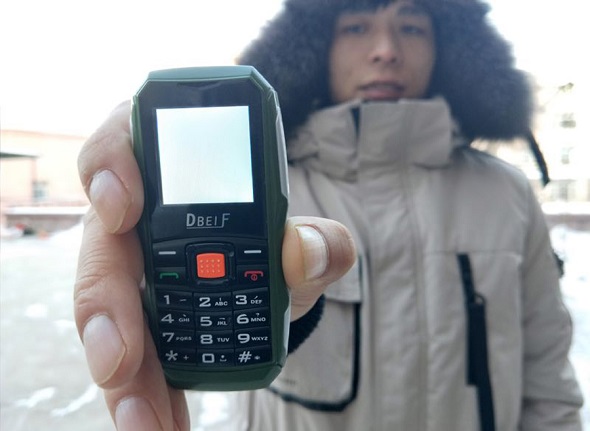 A cellphone failed to work after being outside for a half-hour. (Photo provided to China Daily)