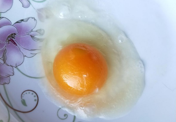 A thin layer of ice formed around an egg after spending only one minute outdoor. (Photo provided to China Daily)