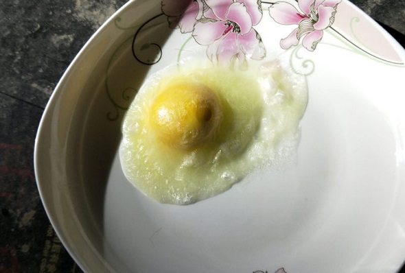 After about a half-hour, the egg had become as hard as a stone. (Photo provided to China Daily)