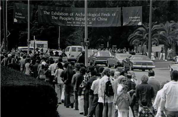 A long queue was formed when archaeological treasures of China visited the Asian Art Museum in Los Angeles in 1975. （Photo provided to China Daily）