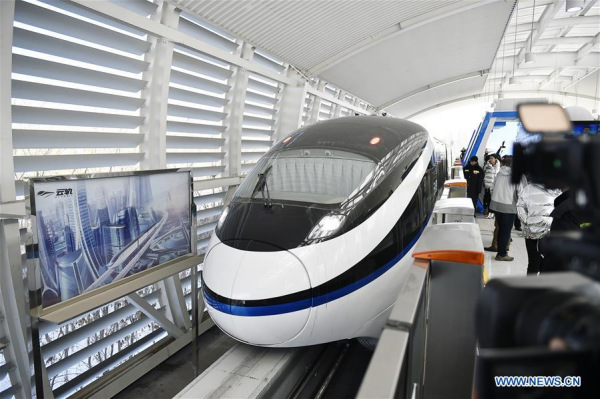 Journalists view a "Yungui" train during the launching of the "Yungui" system, a driverless monorail transit system, in Yinchuan, capital of northwest China's Ningxia Hui Autonomous Region, Jan. 10, 2018. (Xinhua/Wang Peng)