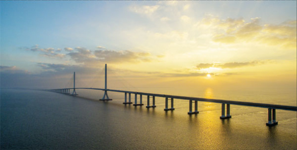 The Shanghai Yangtze River Bridge connects Chongming with downtown Shanghai. Chongming Island is the third largest in the country after Taiwan and Hainan. (Photo by Gong Shengping/China Daily)