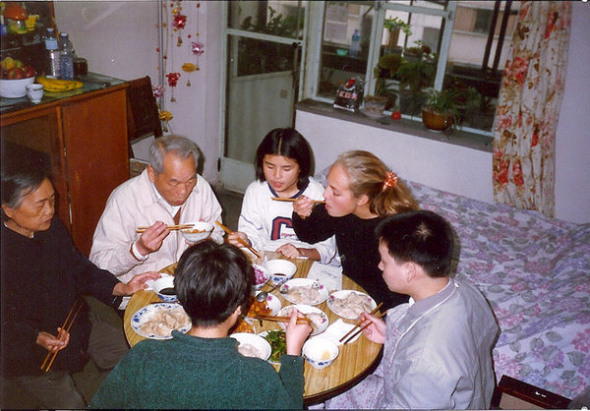 Kaitlin Solimine has dinner with her Chinese homestay family at their apartment in Beijing in 1996. (Photo provided to China Daily)