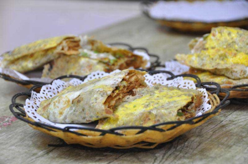 Jianbing guozi, a traditional Tianjin snack. (Photo provided to China Daily)