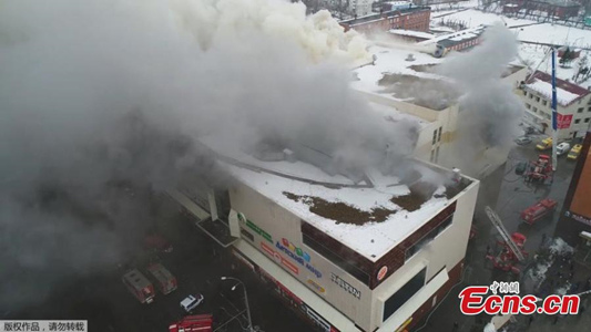 Members of the emergency ministry fire service try to put out the fire at the Zimnyaya Vishnya shopping mall in Kemerovo, Russia, on March 25, 2018. (Photo/Agencies)