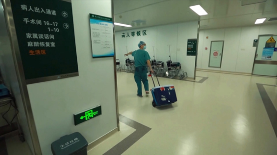 Doctor Liu Dong leaves the operating room at Sun Yat-sen Memorial Hospital with the donor's lungs. (Wang Yue/CGTN Photo)