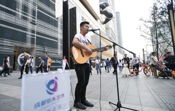 A street performer plays guitar in Chengdu, Southwest China's Sichuan province, April 29, 2018. (Photo/Xinhua)