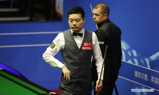 Ding Junhui (L) of China competes during his quarterfinal match with Barry Hawkins of England at the World Snooker Championship 2018 at the Crucible Theatre in Sheffield, Britain on May 2, 2018. (Xinhua/Craig Brough)