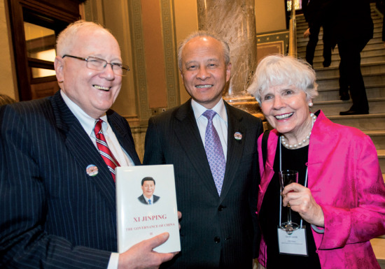 Chinese Ambassador to the US Cui Tiankai (center) meets with Kenneth Quinn (left). president and CEO of the World Food Prize Foundation, who is holding a book written by President Xi Jinping, and Sarah Lande, author of Old Friends: The Xi Jinping-Iowa Story at  the World Food Prize Hall of Laureates in Des Moines, Iowa on Thursday evening.  (Photo provided to China Daily)