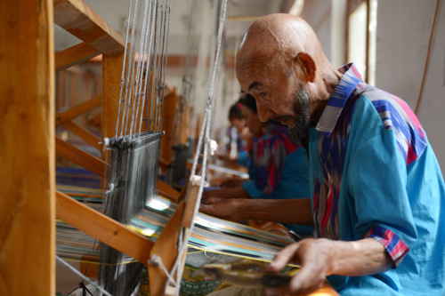 A craftsman weaves Atlas silk at a workshop in Jiya village of Hotan prefecture, Xinjiang Uygur autonomous region. (Photo/Xinhua)