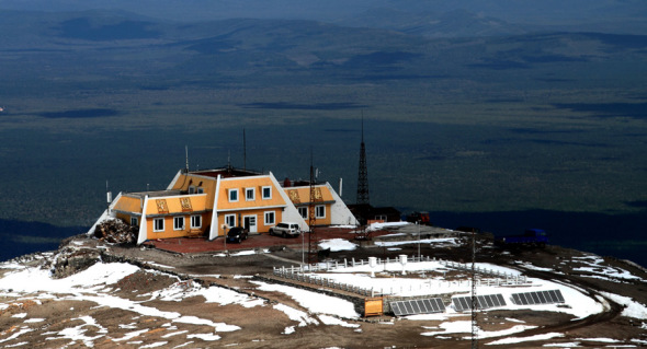 A meteorological observatory is perched high above Jilin province along the DPRK border. (Liu Zhaoming / For China Daily）