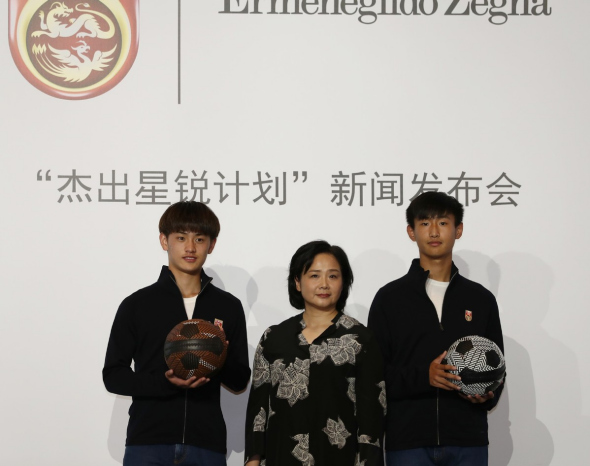 Wen Jialong (left) and Li Jiawei (right) pose with a guest on the opening ceremony of the “outstanding rising star” project in Beijing, May 7. (Photo/Xinhua)