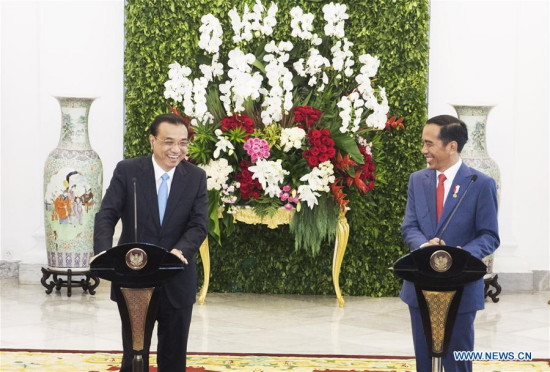 Chinese Premier Li Keqiang (L) and Indonesian President Joko Widodo meet the press after their talks at the presidential palace in Bogor, Indonesia, May 7, 2018. (Xinhua/Wang Ye)