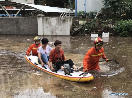Rescue workers evacuate flood-affected residents in Xiamen, southeast China's Fujian Province, May 7, 2018. Flash floods broke out here due to heavy rainfall. (Photo/Xinhua)