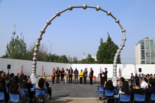 The sculpture Connecting is officially unveiled at the U.S. Embassy in Beijing on May 8, 2018, with hundreds of guests attending from political, commercial and cultural circles. (Photo provided to chinadaily.com.cn)