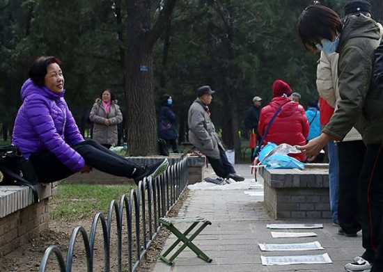 Parents place ads in the Temple of Heaven Park in Beijing, hoping to find a partner for their unwed children. (Photo provided to China Daily)