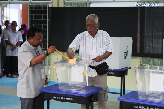 A voter casts ballot at a polling station in Pekan, east Malaysia's Pahang state, May 9, 2018. Malaysia held general elections on Wednesday. (Xinhua/Zhu Wei)